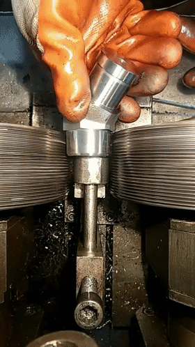 马桶堵了如何吸出来？34个机械原理、设计动画来了1、马桶疏通器原理：2、高频变压器绕组自动化生产：3、伺服电缸高负载、大推力、高精度、易维护，应用广泛：4、小型土豆收获机：5、郎酒瓶子制作工艺：6、陶瓷杯自动化生产：7、液压奶酪切割机：8、自动化摊煎饼：9、蔬菜丸子制作过程：10、自动化包子机：11、万能清扫器：12、快速部署战场铁丝网防御线：13、手持式自动螺丝机：14、自由弯管机：15、滚动式捡果器：16、铜管折弯过程，谁知道为什么不瘪：17、自动化攻丝机：18、45度管接头滚牙：19、食品,马桶堵了如何吸出来？34个机械原理、设计动画来了，直观易懂,第18张