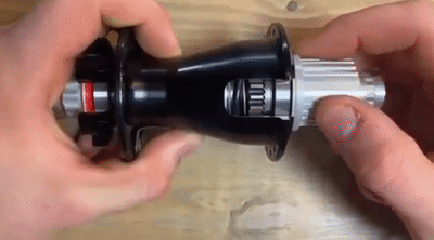 马桶堵了如何吸出来？34个机械原理、设计动画来了1、马桶疏通器原理：2、高频变压器绕组自动化生产：3、伺服电缸高负载、大推力、高精度、易维护，应用广泛：4、小型土豆收获机：5、郎酒瓶子制作工艺：6、陶瓷杯自动化生产：7、液压奶酪切割机：8、自动化摊煎饼：9、蔬菜丸子制作过程：10、自动化包子机：11、万能清扫器：12、快速部署战场铁丝网防御线：13、手持式自动螺丝机：14、自由弯管机：15、滚动式捡果器：16、铜管折弯过程，谁知道为什么不瘪：17、自动化攻丝机：18、45度管接头滚牙：19、食品,马桶堵了如何吸出来？34个机械原理、设计动画来了，直观易懂,第33张